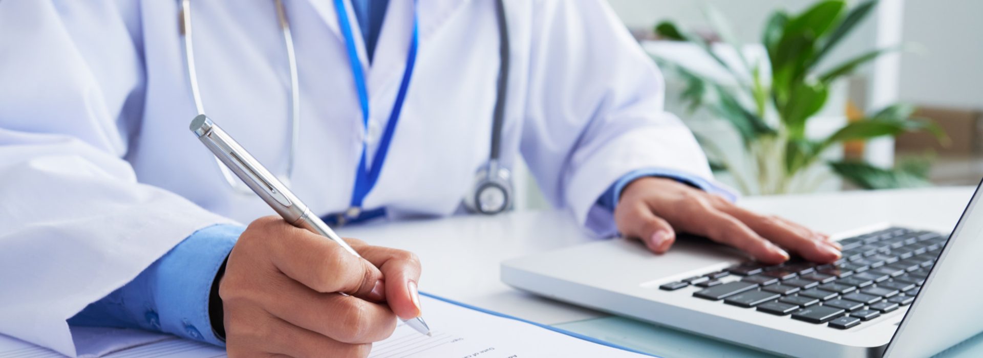 manos-doctora-irreconocible-escribiendo-forma-escribiendo-teclado-portatil manos-doctora-irreconocible-escribiendo-forma-escribiendo-teclado-portatil